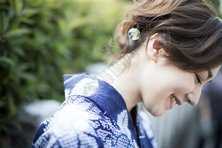 女生微笑低头图片