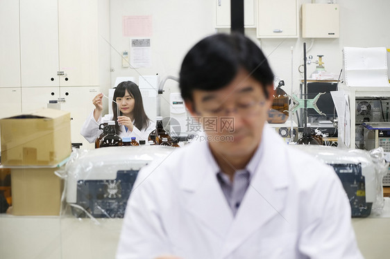 在实验室做实验的女性图片