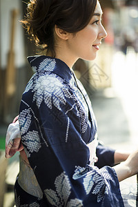 穿着日式服装的优雅女性图片
