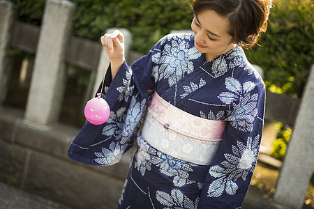 穿着日式服装提着水球微笑的女孩图片