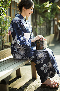 坐着休息的日式大半女人图片
