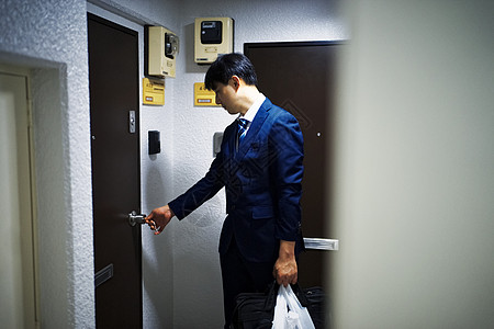 男子回家在开门图片素材