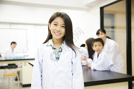 年轻的女孩上化学课背景图片