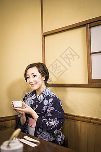 身穿日式服装喝茶的女性图片