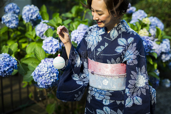 手拿水球的和服妇女图片