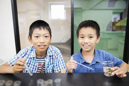 上化学课的小学男生图片