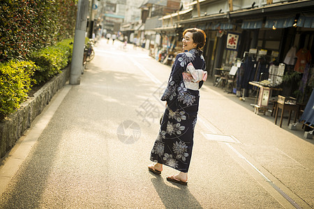 东京夕阳户外夕阳下的和服美女背景