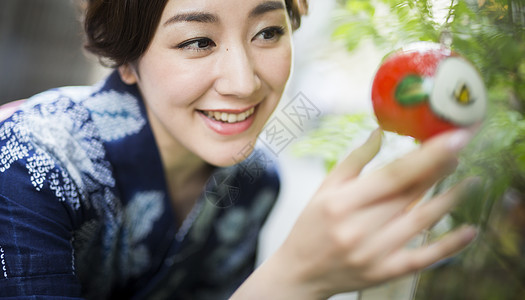 一名妇女在户外游玩图片