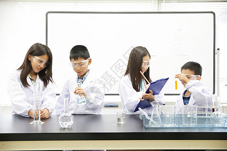 学生都在上化学课图片