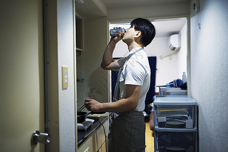 户内煮饭的男人图片