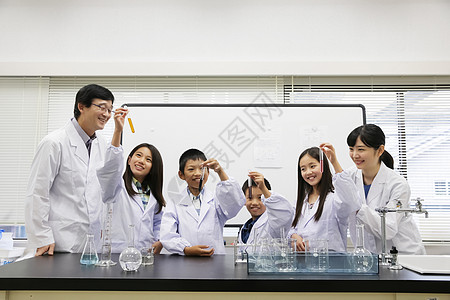 酒吧男女学校化学课上的老师和同学背景