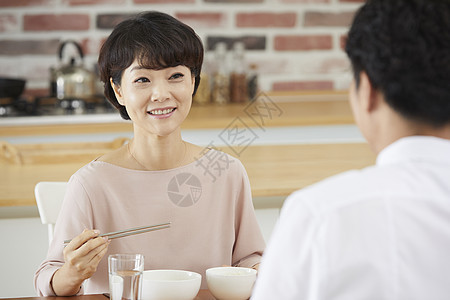 中年夫妇一起吃早餐图片