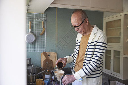 在家惬意制作咖啡的老人图片