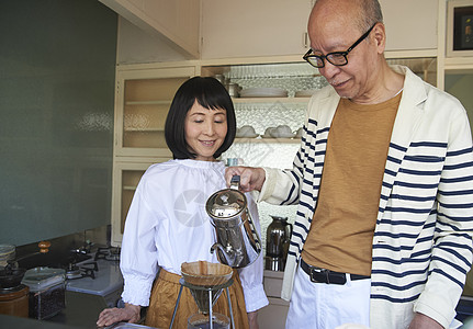 在家惬意制作咖啡的老人和女儿图片