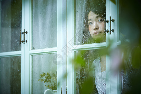 在雨中散步的年轻忧郁女性图片