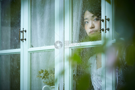 在雨中散步的年轻忧郁女性图片