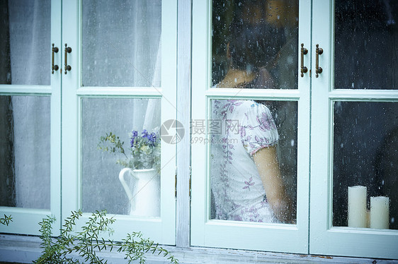 在雨中散步的年轻忧郁女性图片