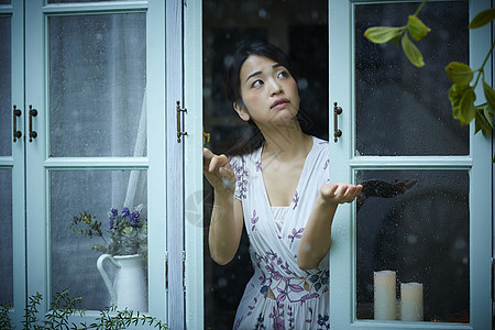 在雨中散步的年轻忧郁女性图片