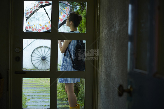 在雨中散步的年轻忧郁女性图片