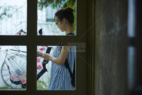 在雨中散步的年轻忧郁女性图片