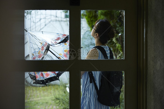 在雨中散步的年轻忧郁女性图片