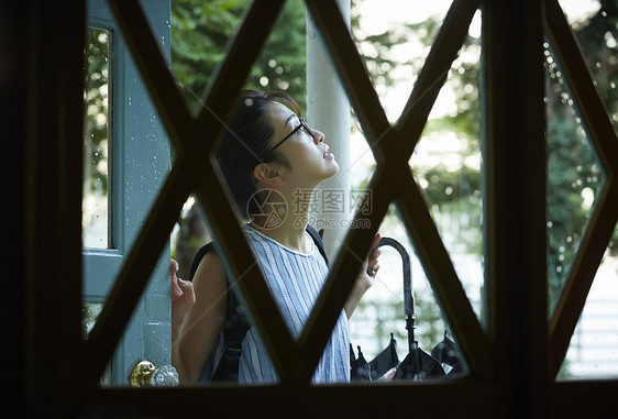 在雨中散步的年轻忧郁女性图片