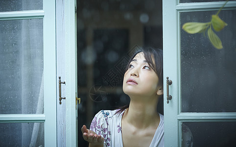 在雨中散步的年轻忧郁女性图片