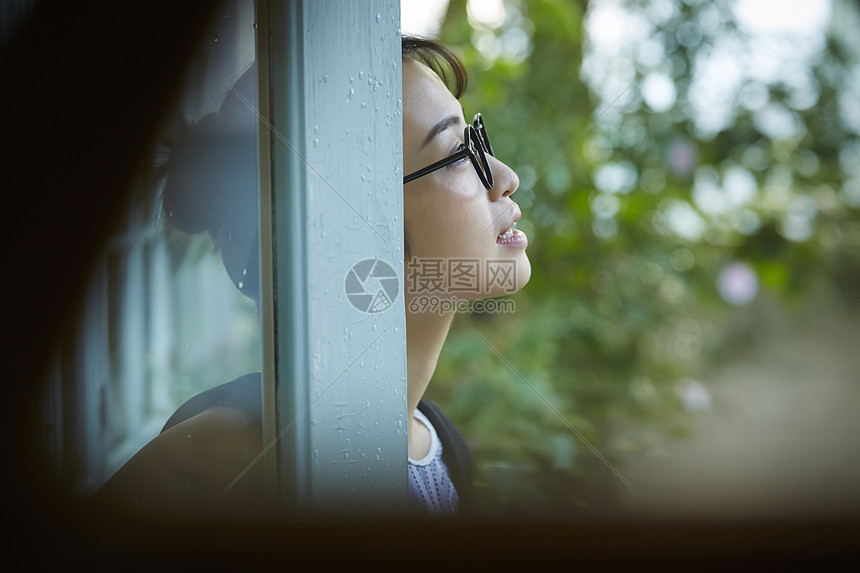 在雨中散步的年轻忧郁女性图片