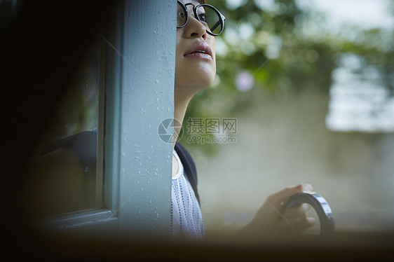 在雨中散步的年轻忧郁女性图片