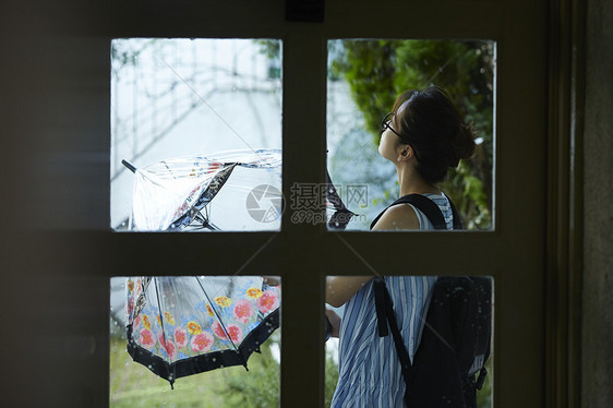 在雨中散步的年轻忧郁女性图片