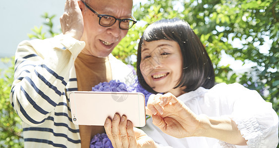 惬意居家自拍的老年夫妻情侣图片