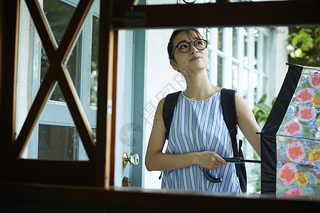 在雨中散步的年轻忧郁女性图片