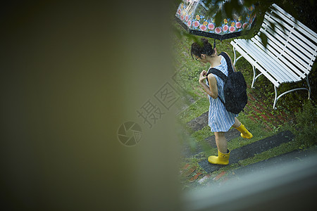 在雨中散步的年轻忧郁女性图片