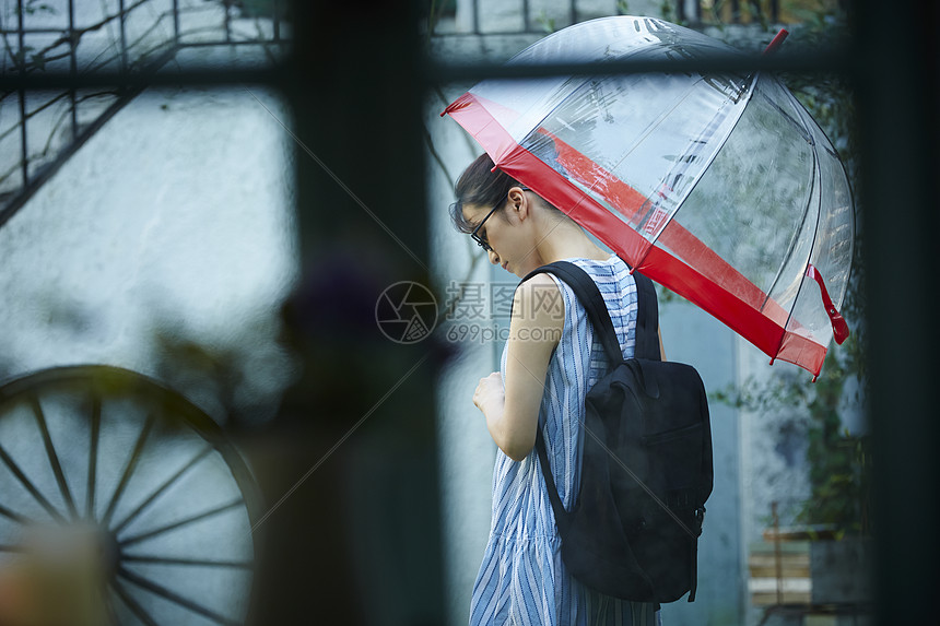 二十几岁多雨窗出去在一个雨天的妇女图片