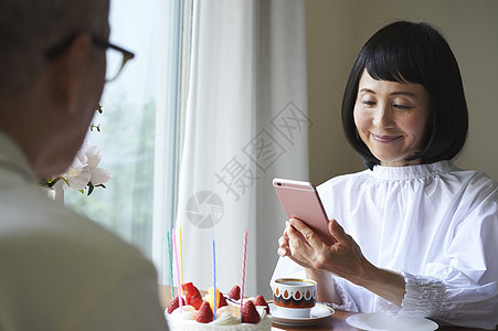 中老年夫妇居家庆祝结婚纪念日图片