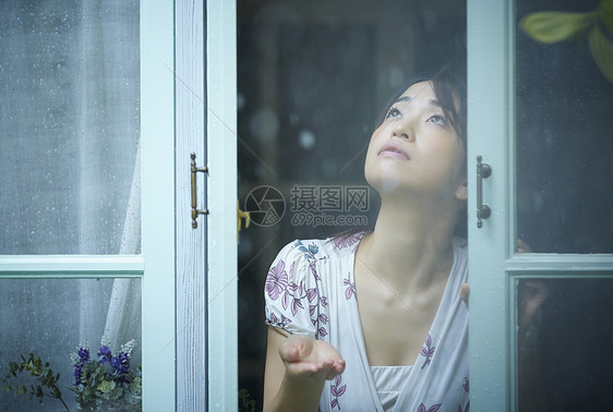 在雨中散步的年轻忧郁女性图片