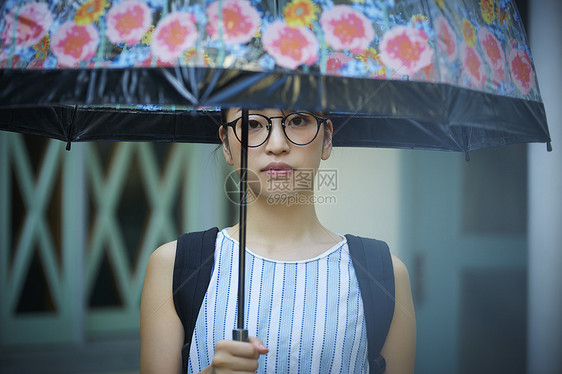 在雨中散步的年轻忧郁女性图片