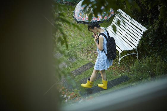 在雨中散步的年轻忧郁女性图片