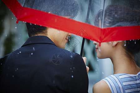 共撑一把伞白天两个人走在雨中的夫妇图片