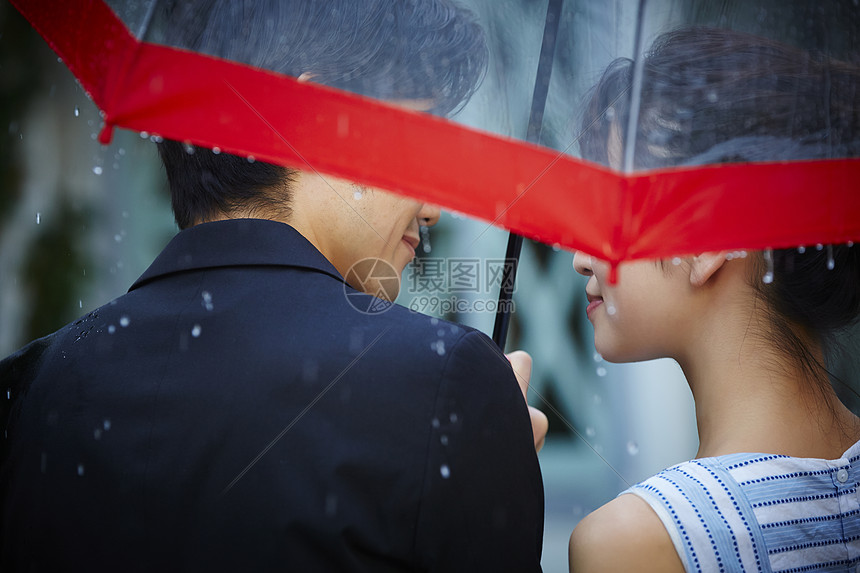 共撑一把伞白天两个人走在雨中的夫妇图片