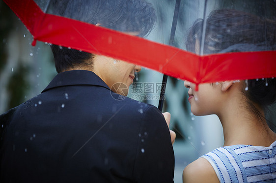 共撑一把伞白天两个人走在雨中的夫妇图片