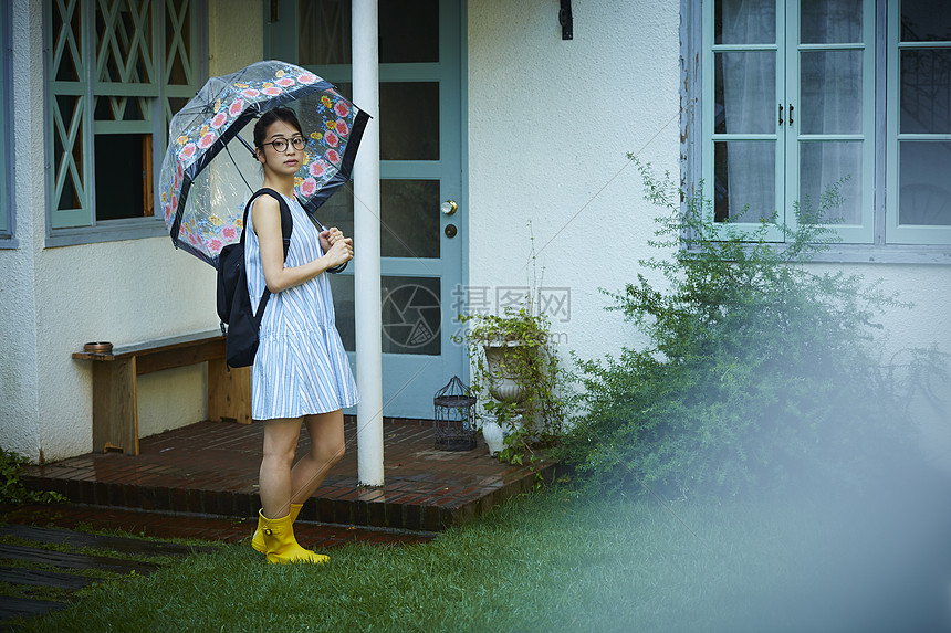 在雨中散步的年轻忧郁女性图片
