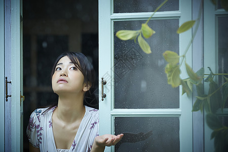 在雨中散步的年轻忧郁女性图片