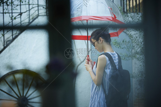 在雨中散步的年轻忧郁女性图片