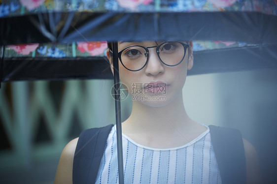 在雨中散步的年轻忧郁女性图片