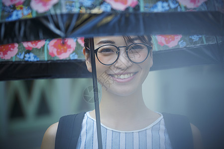 在雨中散步的年轻忧郁女性图片