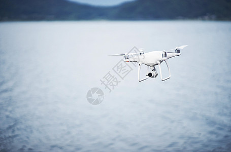 飞在湖泊上的无人机图片