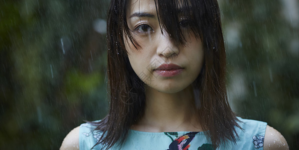 在雨中淋湿的日系美女图片