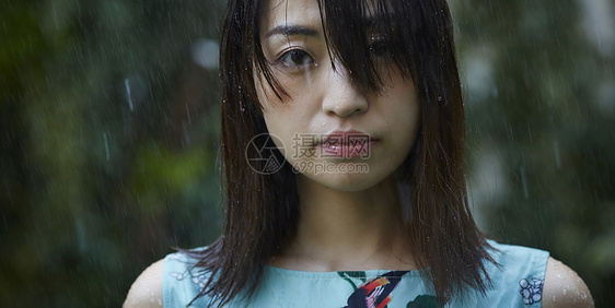 在雨中淋湿的日系美女图片