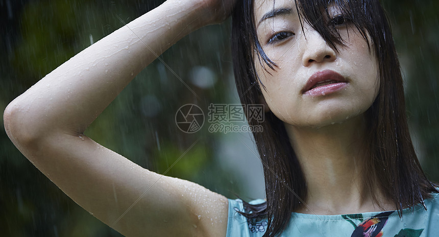 在雨中淋湿的日系美女图片